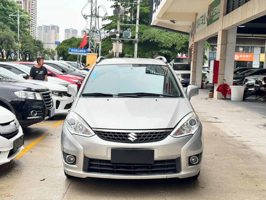 铃木利亚纳两厢图片(铃木利亚纳三厢口碑怎么样)