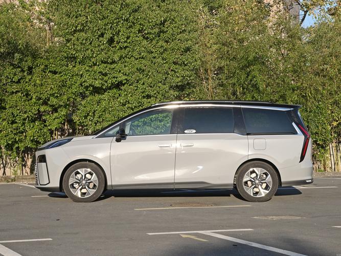 上汽大通11座商务车 上汽大通11座商务车图片